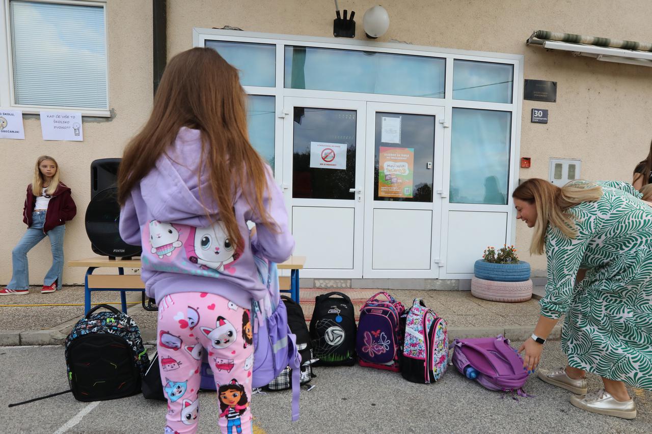 Zagreb: Prosvjed roditelja i djece Donjeg Dragonošca koja nastavu pohađaju u vatrogasnom domu