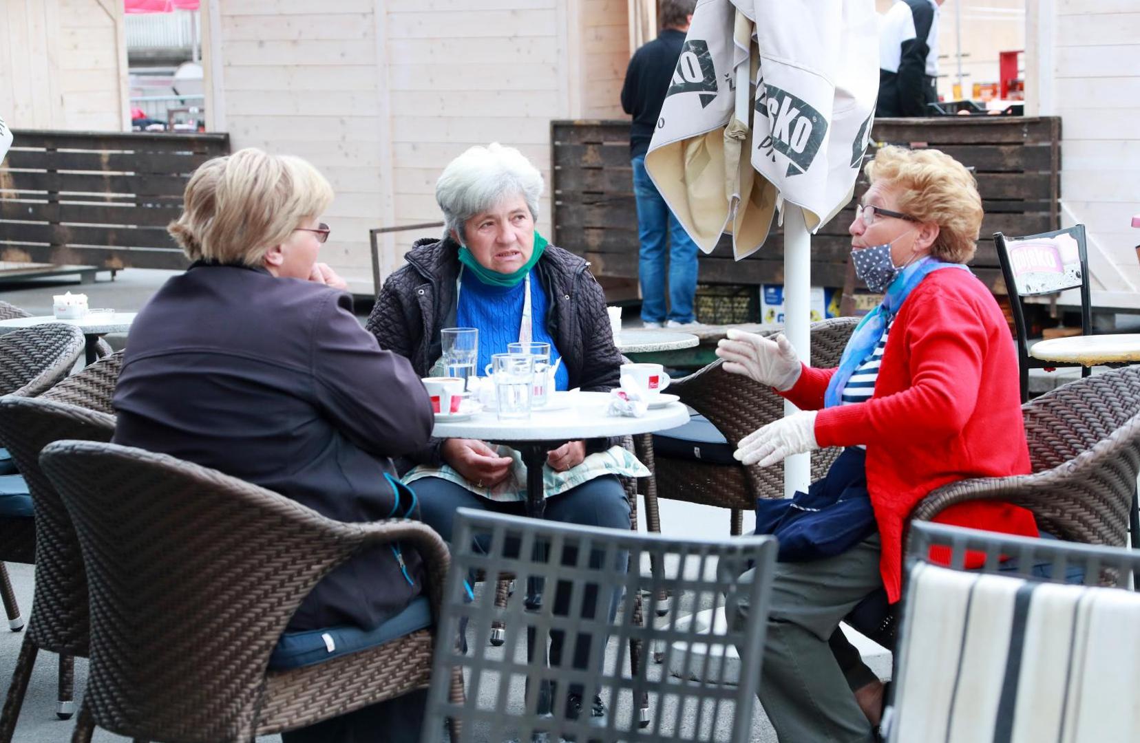 11.05.2020., Zagreb - Trznica Dolac. U trecoj fazi popustanja mjera pandemije koronavirusa medju prvima u Zagrebu otvorene su terase na trznici Dolac gdje se prema propisanim mjerama moze popiti kava i ostala pica. Photo: Sanjin Strukic/PIXSELL