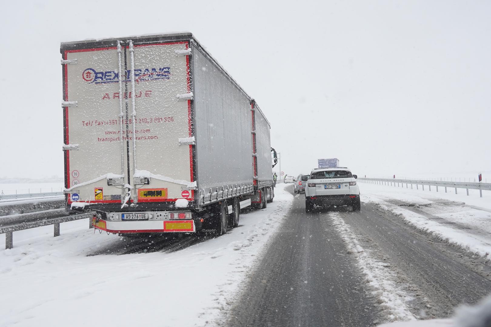 Očekuje se pojačan promet putničkih vozila na pojedinim graničnim prijelazima s Bosnom i Hercegovinom i Srbijom na ulasku u Hrvatsku uz moguća duža čekanja.