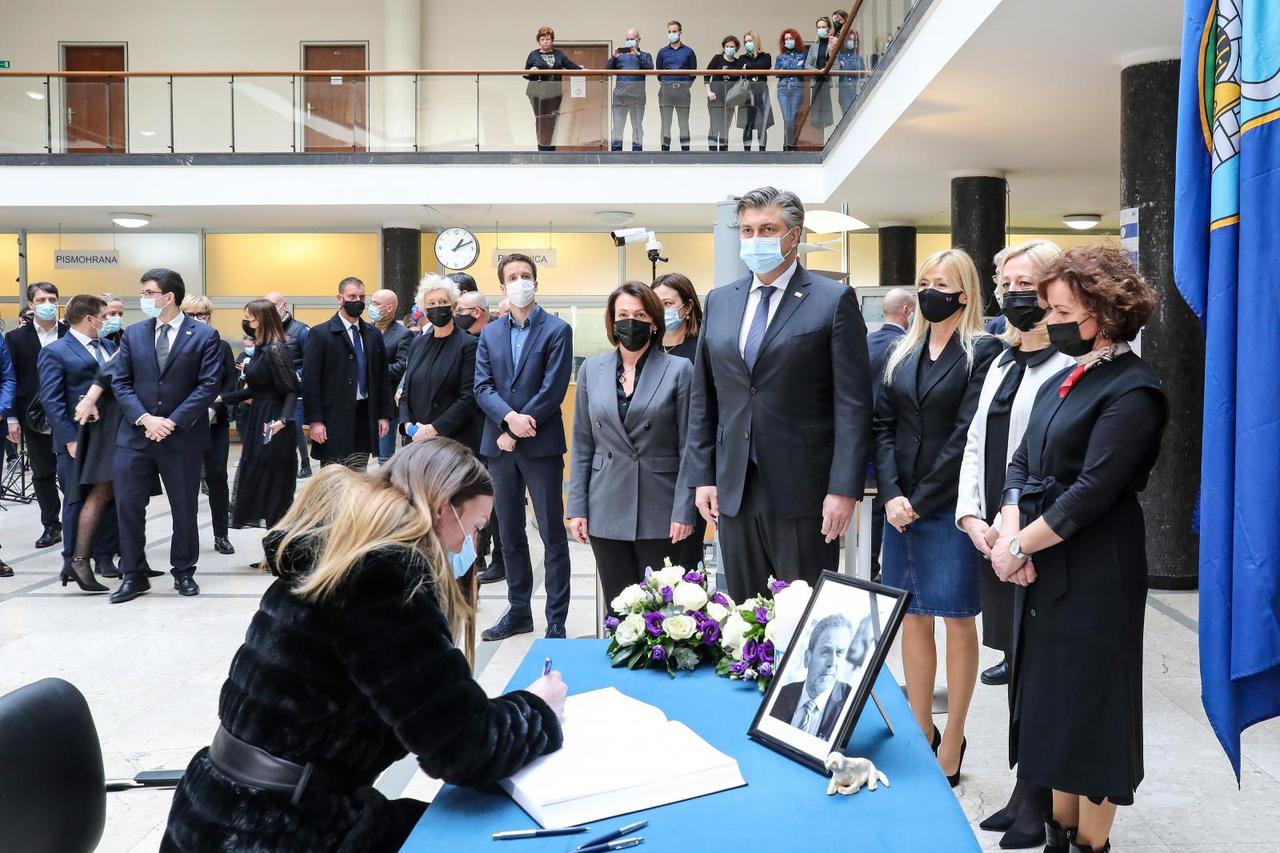 Zagreb: Veleposlanik Alžira Mokhtar Amine Khelif  upisao se u Knjigu žalosti za Milana Bandića