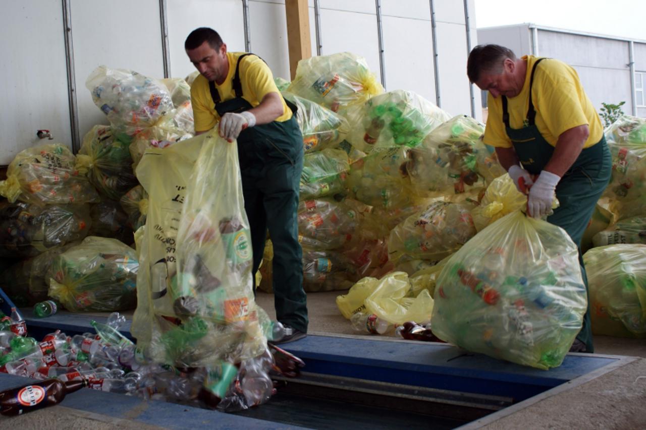 'podravina i bilogora, virovitica, 20.04.2010. cak pet stotina viroviticana htjelo bi raditi u gradskoj cistoci, komunalcu flori snimila: marija lovrenc'
