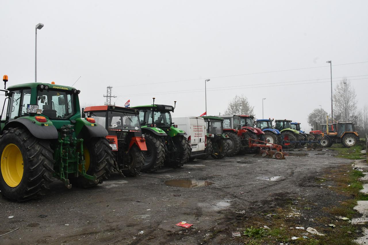 U znak potpore svinjogojcima peradari započeli prosvjed u blizini izlaza na autocestu A3 kod Lužana