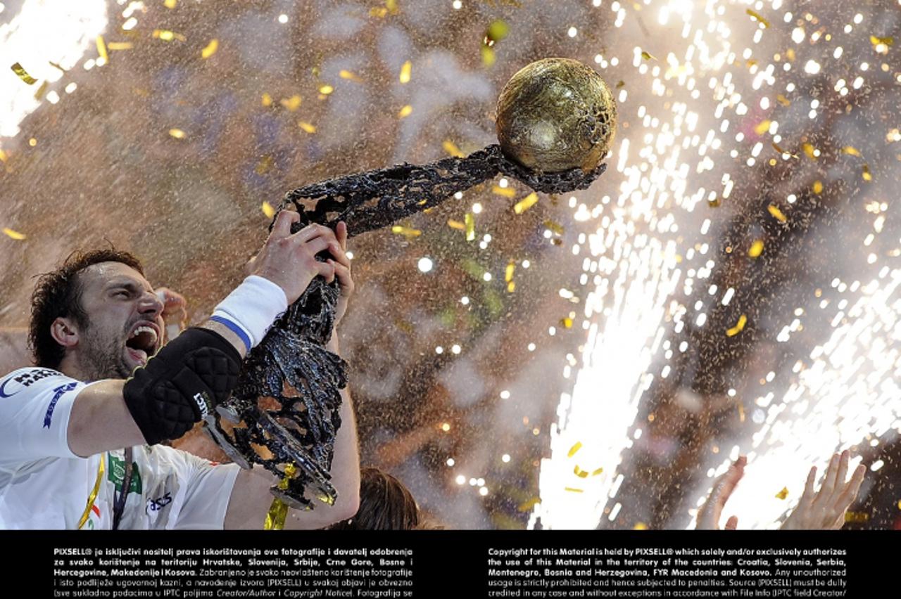 'Handball Champions League EHF Final Four Finale: FC Barcelona - HSV Hamburg am 02.06.2013 in der Lanxess-Arena in Köln (Nordrhein-Westfalen). Hamburgs Igor Vori jubelt mit dem Pokal. Foto: Marius Bec