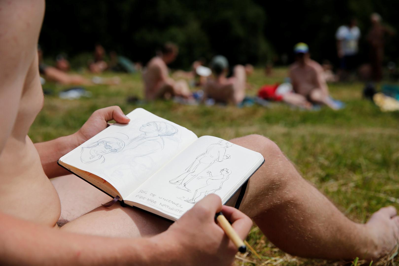 U sklopu proslave Pariiškog dana naturizma, lokalna organizacija nudista priredila je piknik u nudističkom području parka Bois de Vincennes. 