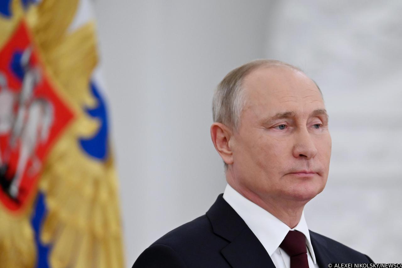 Russian President Putin meets with graduates of military academies