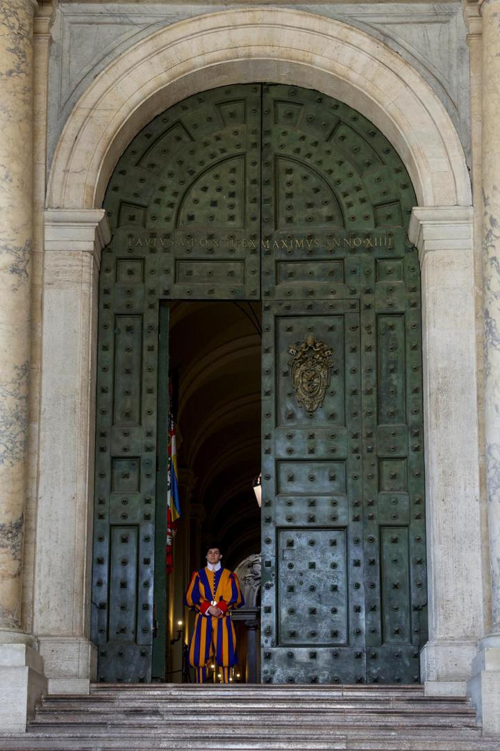 Primjerice, mora biti neoženjen muškarac u dobi između 19 i 30 godina, visok najmanje 174 centimetra te besprijekornog karaktera.

