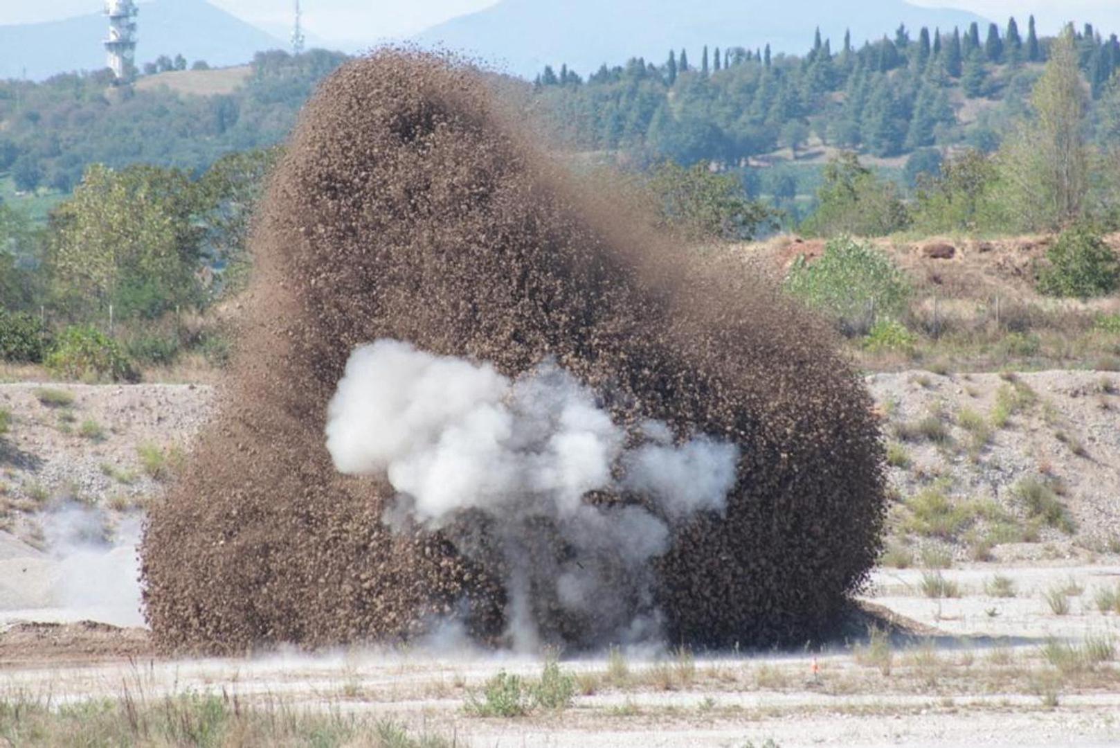A World War Two bomb discovered in the dried-up river Po is detonated by 10th Engineer Regiment of Italian Army in Medole, Italy, August 7, 2022. Italian Army - 10th Engineer Regiment/ Handout via REUTERS ATTENTION EDITORS - THIS IMAGE HAS BEEN SUPPLIED BY A THIRD PARTY. NO RESALES. NO ARCHIVES Photo: ITALIAN ARMY/REUTERS