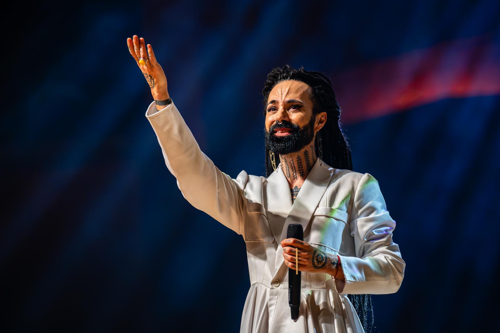 Od prvih taktova večeri bilo je jasno da publiku očekuje emotivno putovanje kroz tradicionalni i autorski sevdah. U emotivnom obraćanju publici, umjetnik je na početku koncerta podsjetio na posebnu vezu sa Zagrebom. “Ovo mi je osmi Lisinski! U svijetu koji gori, skupili smo se ovdje ponovno, u zrnu mira i ljubavi. Daj Bože da to zrno ljubavi postane luč mira i svjetlosti”, rekao je Božo Vrećo na početku večeri.