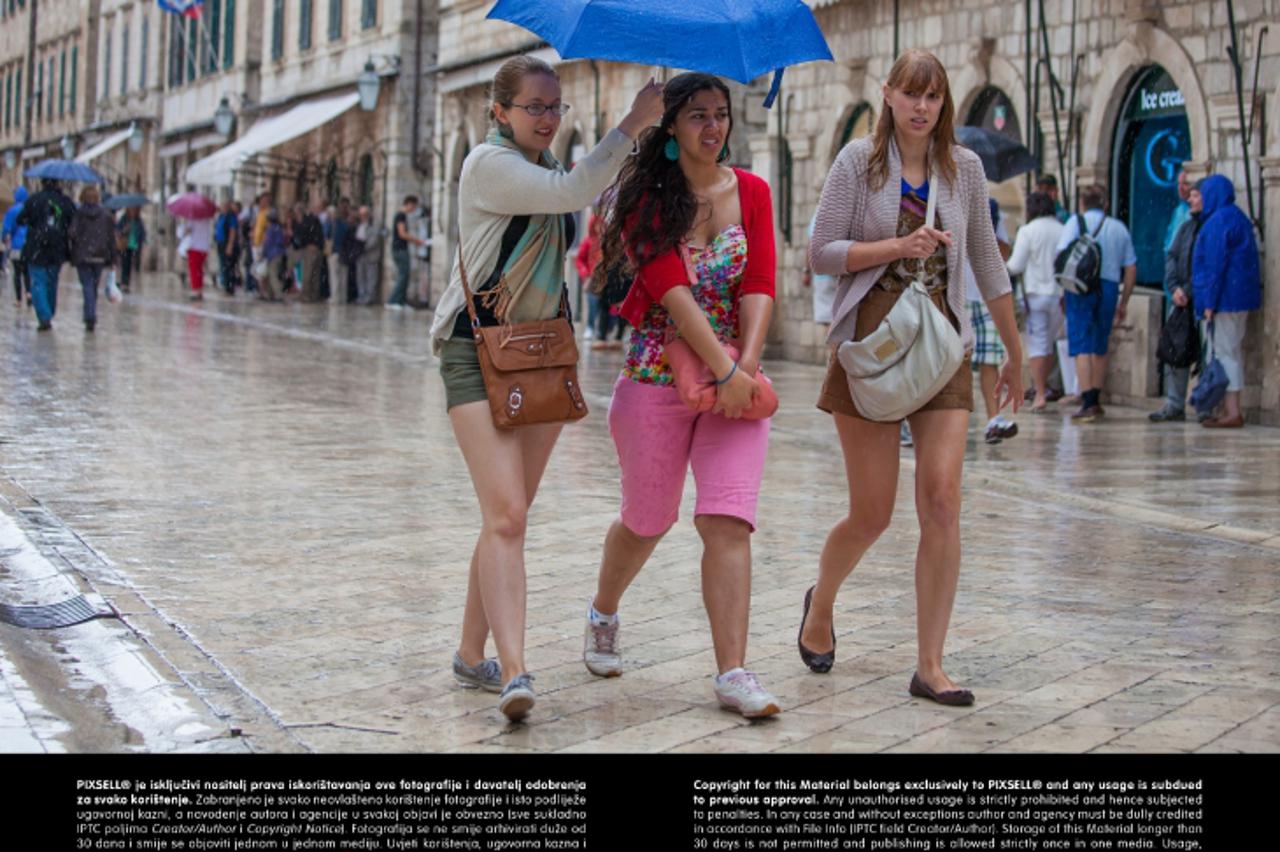 '24.05.2013., Stara gradska jezgra, Dubrovnik - Cudljivo vrijeme, s kisnim i suncanim razdobljima izmjenjivalo se danas u gradu. Grad i zidine su bez obzira na uvjete bili puni. Photo: Grgo Jelavic/PI