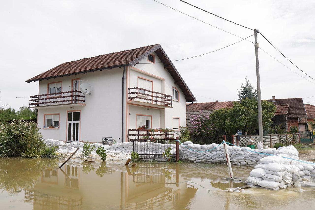 U naselju Drnje voda se polako povlači iz kuća i dvorišta