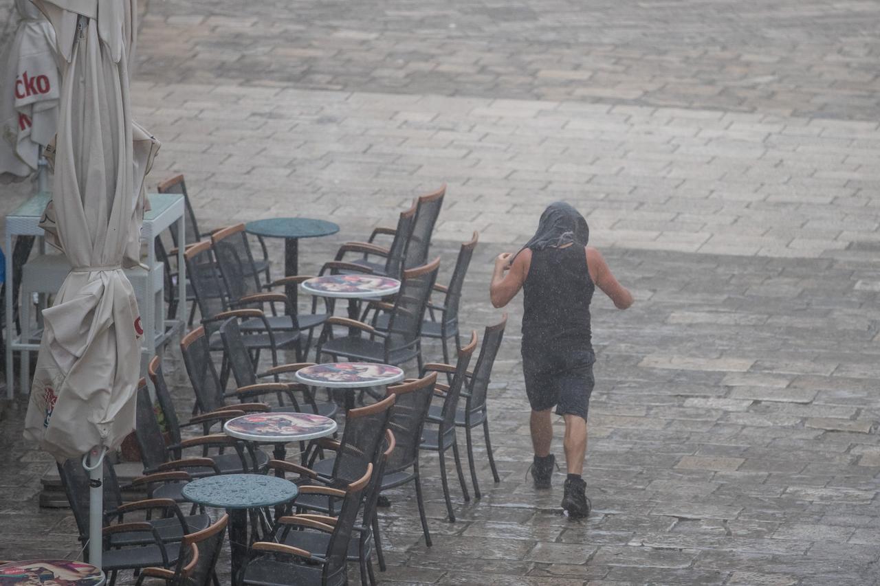 Jaki kratkotrajni pljusak poplavio ceste u Rijeci