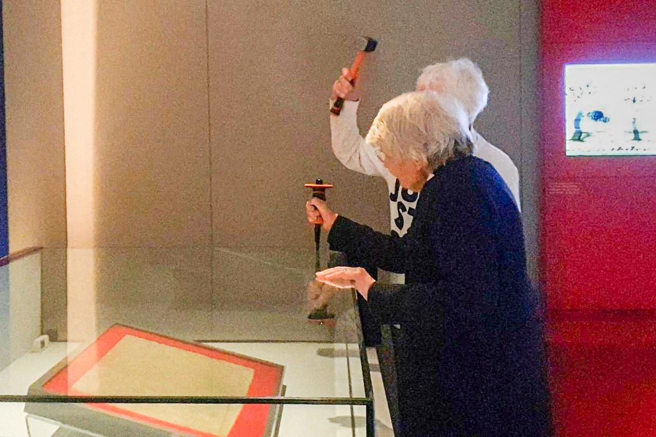 Vremešne klimatske aktivistice oštetile kutiju Magne Carte