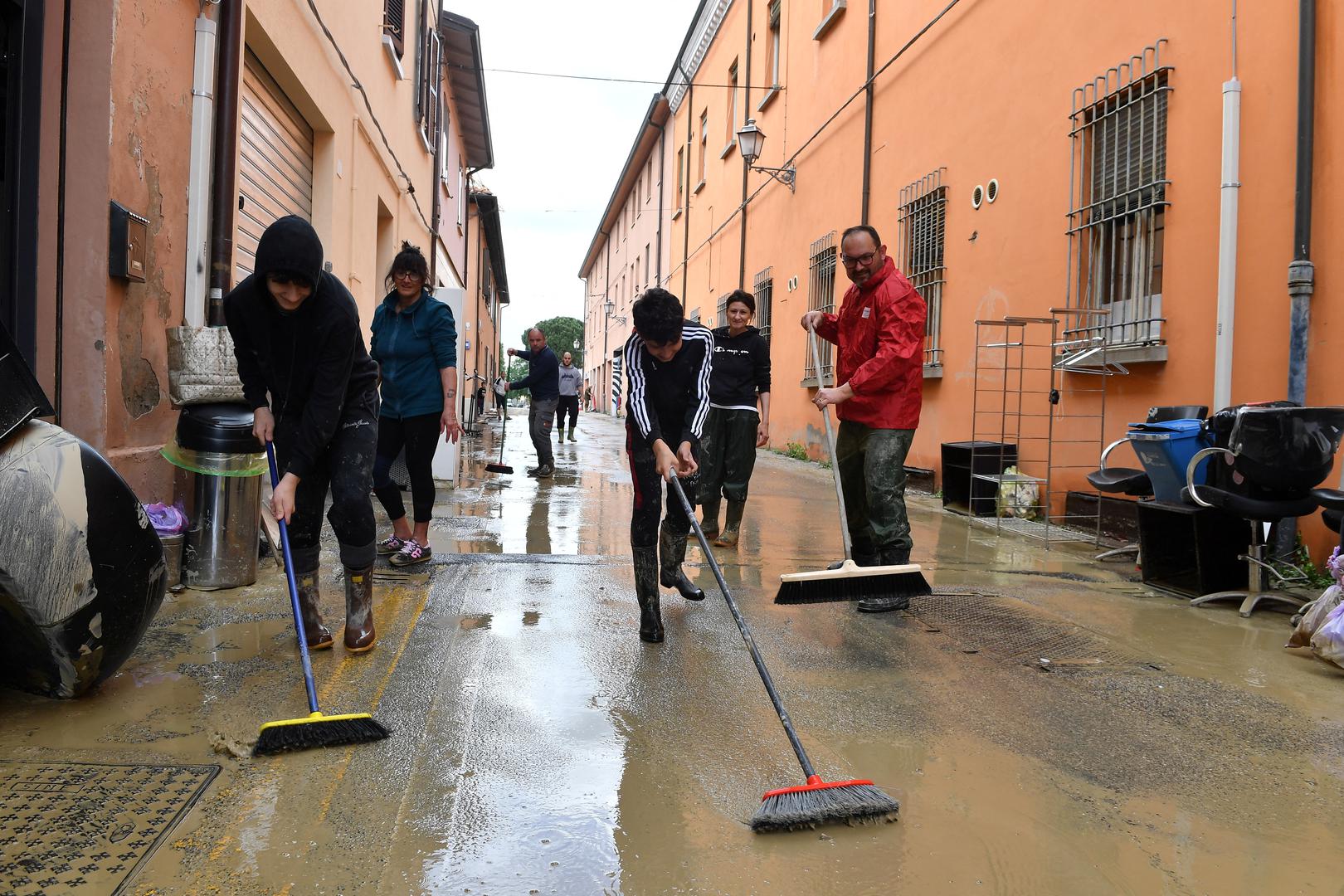 People clean up after heavy rains hit Italy's Emilia Romagna region, in Castel Bolognese, Italy, May 18, 2023. REUTERS/Jennifer Lorenzini Photo: JENNIFER LORENZINI/REUTERS