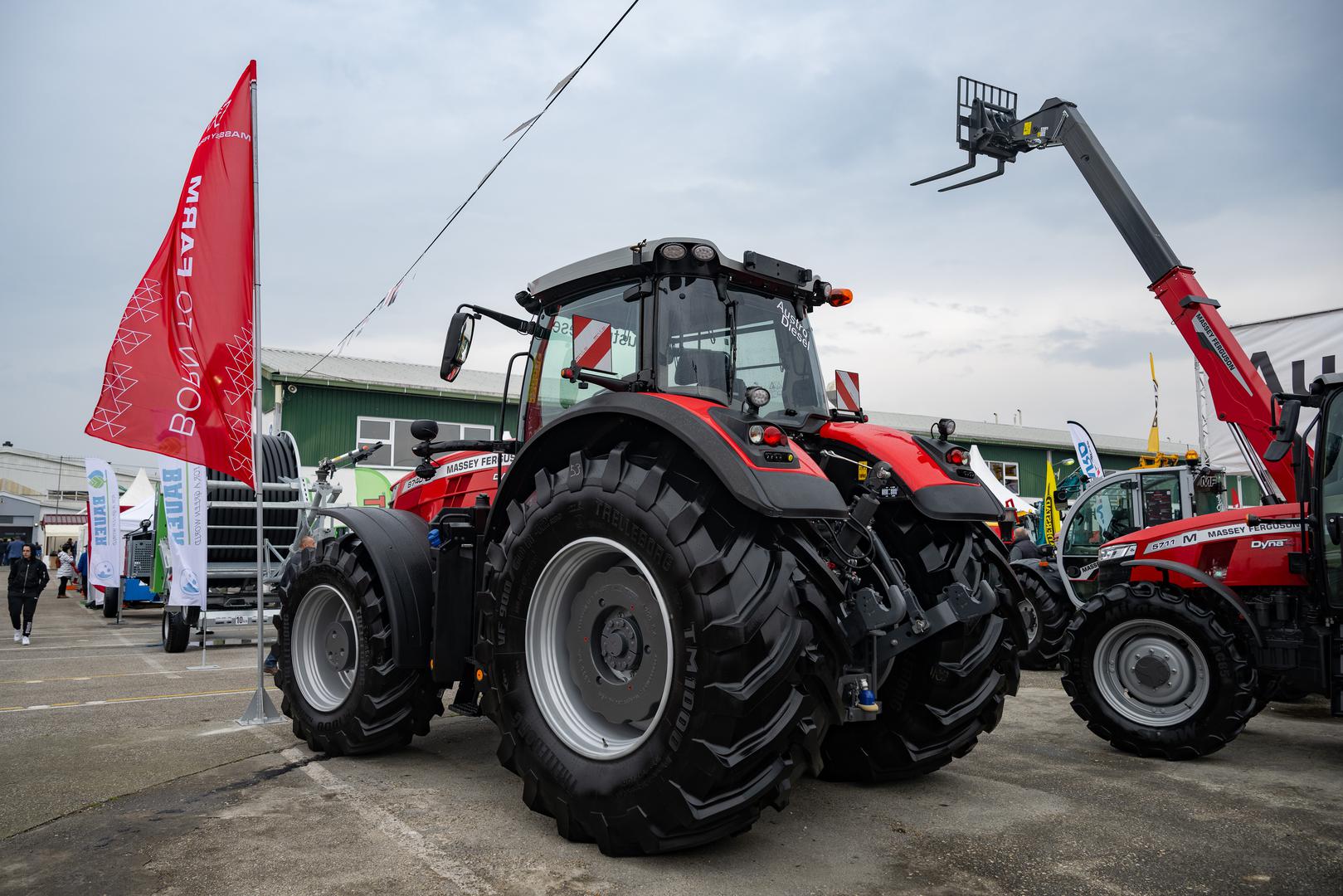 Namijenjen je velikim gospodarstvima kojima treba vrhunski stroj.