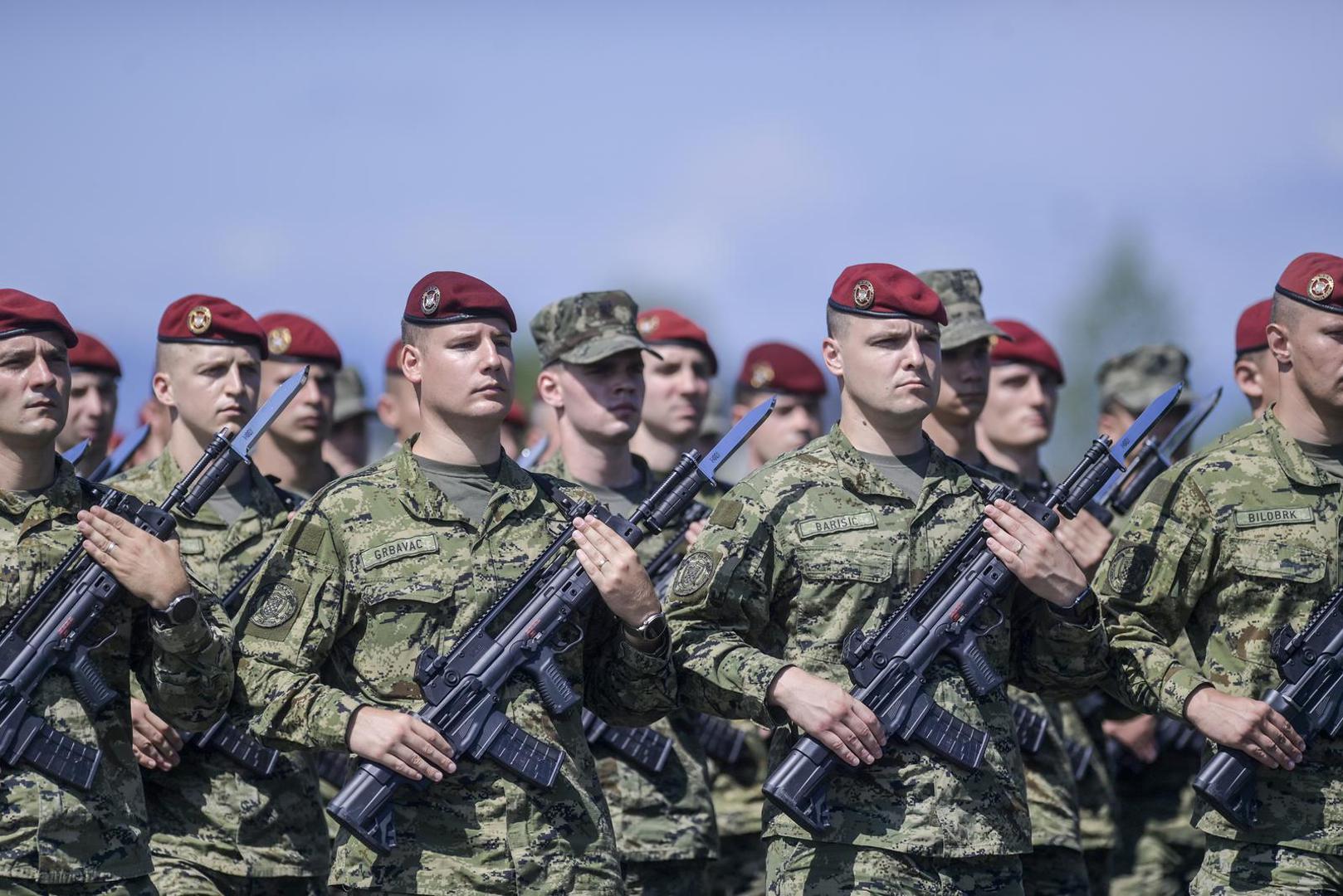 U više od 20 postroja, ističe MORH, sudjelovat će oko 3400 pripadnika Oružanih snaga Republike Hrvatske, Ministarstva unutarnjih poslova, Ravnateljstva civilne zaštite, Hrvatske gorske službe spašavanja, Pravosudne policije, Hrvatske vatrogasne zajednice, hrvatski branitelji, povijesne postrojbe te pripadnici savezničkih oružanih snaga.

