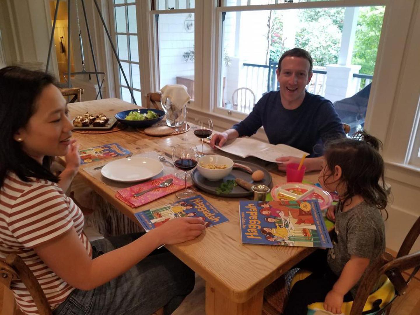 Zuckeberg je prilično posvećen svojoj mladoj obitelji, a u prosincu prošle godine povukao se iz posla kako bi s njima mogao provesti više vremena. 