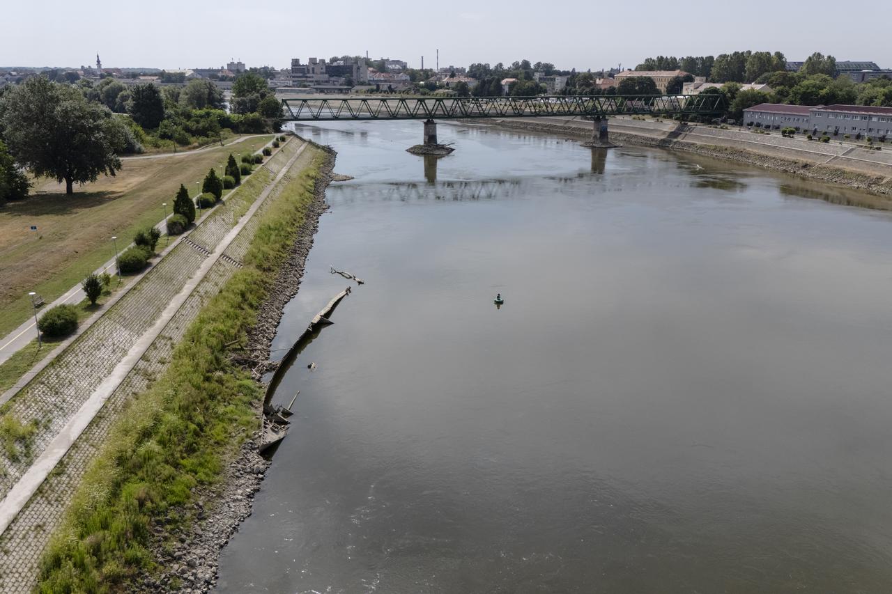 Osijek: Nizak vodostaj rijeke Drave na površiniu isplivala skelet lađa ‘Garnika’