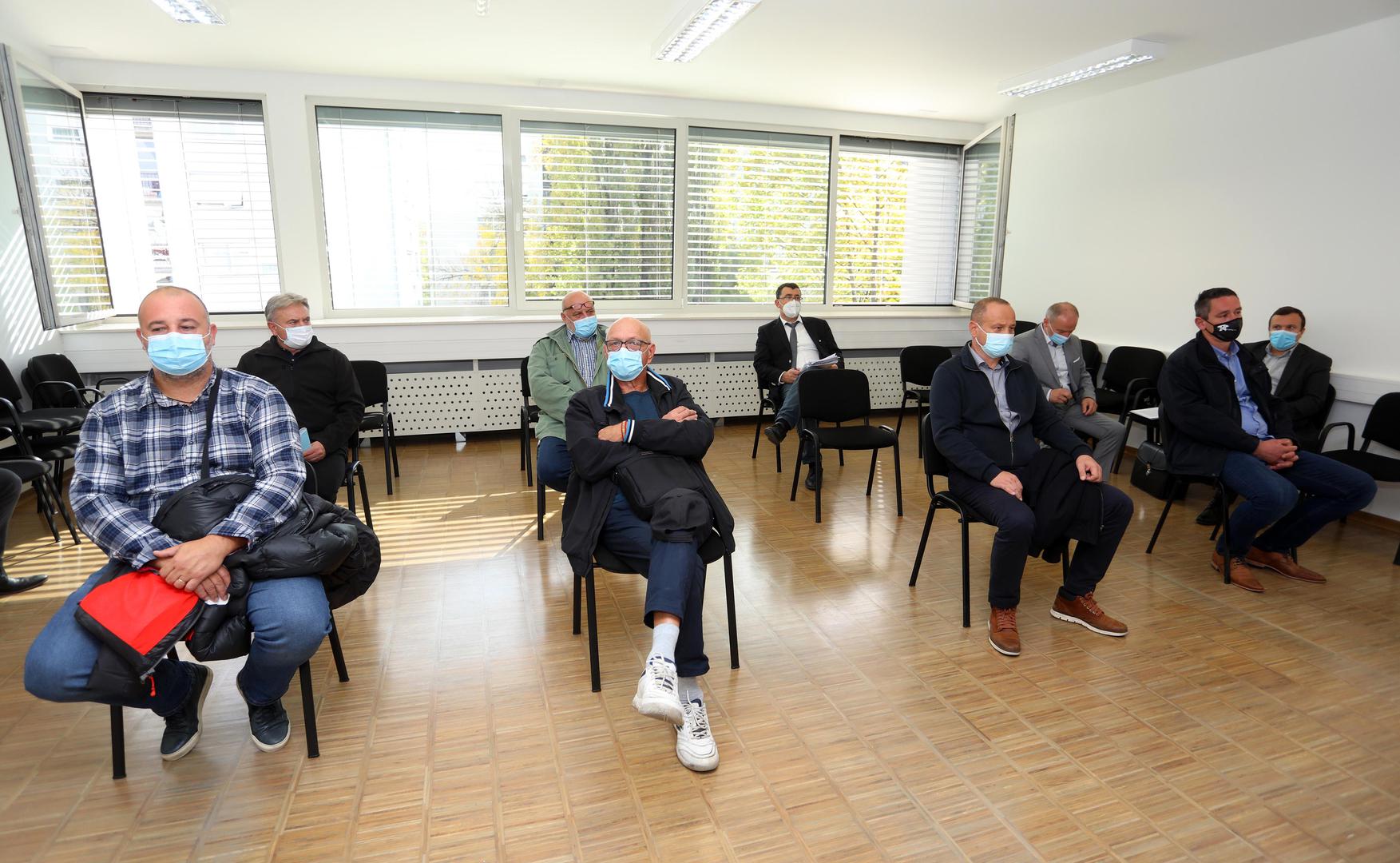 18.10.2021., Karlovac -  Na Opcinskom sudu u Karlovcu  pocelo je  sudenja skupini osumnjicenoj za izvlacenje novca iz Rukometnog kluba Karlovac. Utajili su od poreza oko 1,8 milijuna kuna. Osumnjiceni su Marinko Matesic iz HRK-a Karlovac, Dubravko Strnic tadasnji celnik HRK Karlovac , Ivan Fink, policijski sluzbenik, Tomislav Polic, tadasnji predstavnik Karlovacke sportske zajednice, Danijel Trupkovic, djelatnik Mladosti koji je vodio Taekwondo klub Svarca i Petar Banic, predsjednik HvidrePhoto: Kristina Stedul Fabac/PIXSELL