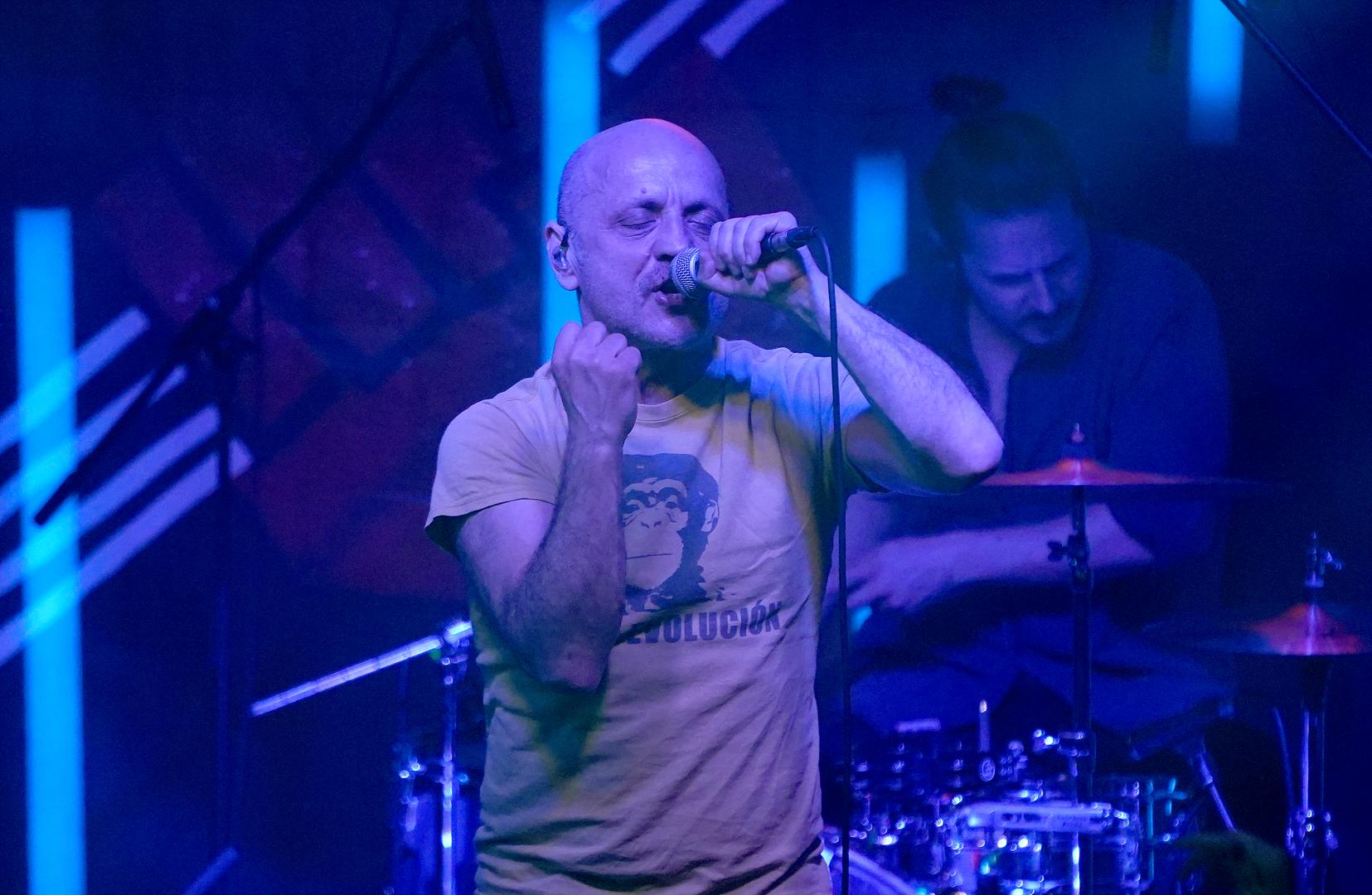 Prije samog koncerta pjevač se oglasio na Facebooku porukom: J***te se, neću raditi ono što mi kažete.