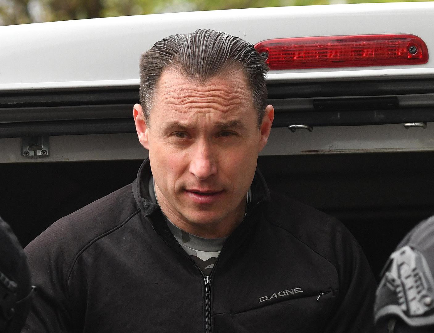 Tijekom boravka u zatvoru, prema optužnici, od zatvorenika s kojim je bio u zatvoru zatražio je da osobe koje su svjedočile protiv otme i ubije kada izađe na slobodu. Spominje se i navodna lista za odstrel.