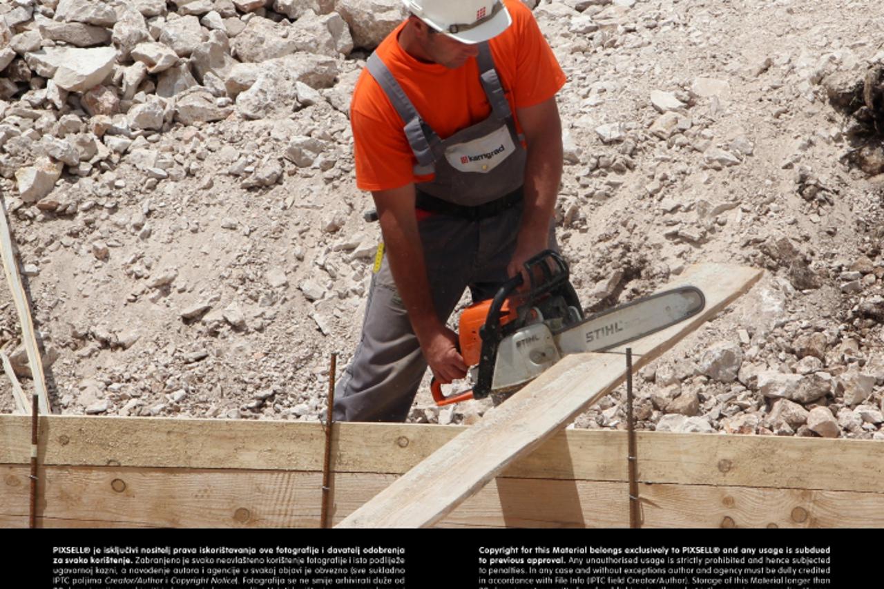 '05.06.2013., Danilo - Masivi Velika glava, Bubrig i Crni vrh u sibensko-kninskoj zupaniji, na podrucju grada Sibenika, Drnisa i Unesica veliko su gradiliste na kojem se gradi 19 vjetoturbinskih gener