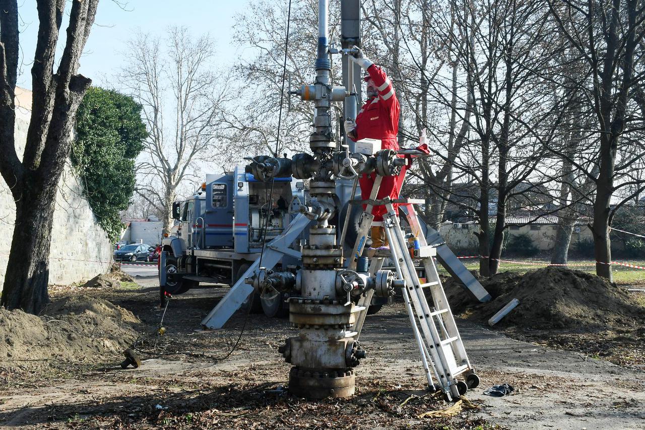 Gradonačelnica Kristina Ikić Baniček sa suradnicima obišla radilište na Trgu dr. Franje Tuđmana, gdje se ispituje bušotina Siter-1