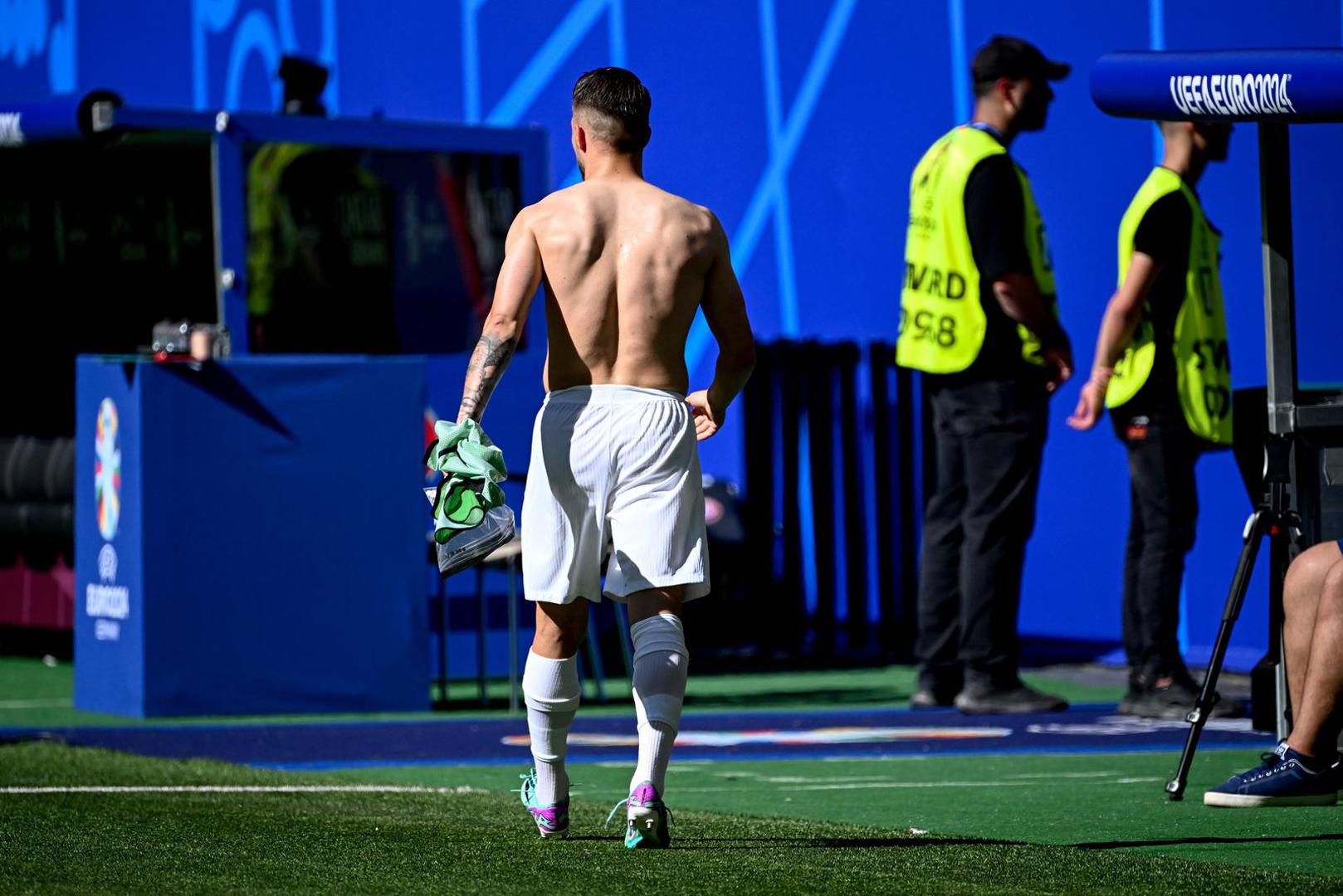 Popeo se zatim na tribine.