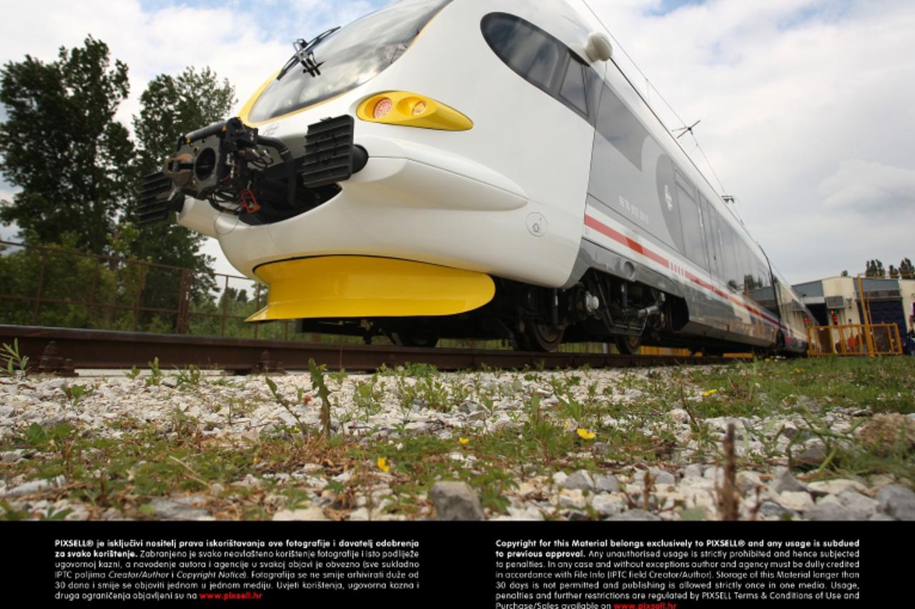 '17.05.2011., Zagreb, - Tvrtka Koncar, Elektricna vozila predstavila je danas niskopodni elektromotorni vlak.Vlak je namijenjen regionalnom zeljeznickom putnickom prometu za brzine do 160 kilometara.P