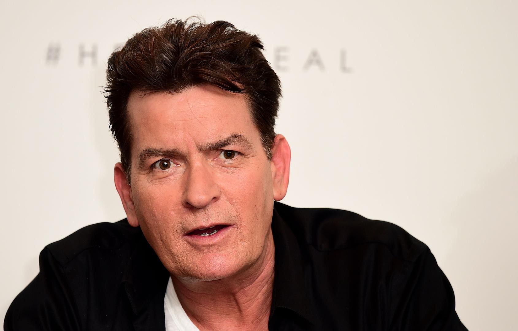 Charlie Sheen po jednom snimljenom nastavku humoristične serije "Dva i pol muškarca" zarađivao je 800 tisuća dolara, a trošio je puno više nego je zarađivao. Kockanje, droga, prostitutke, skupe zabave dovele su ga do bankrota. Glumac je 12 milijuna dolara u dugovima i sada novac zarađuje tako što u  shopping centrima prodaje svoje autograme.