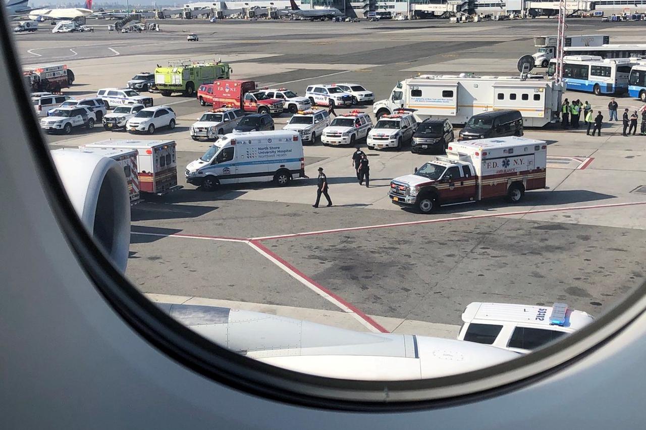 Emiratesov zrakoplov u karanteni zbog 100 bolesnih putnika i članova posade