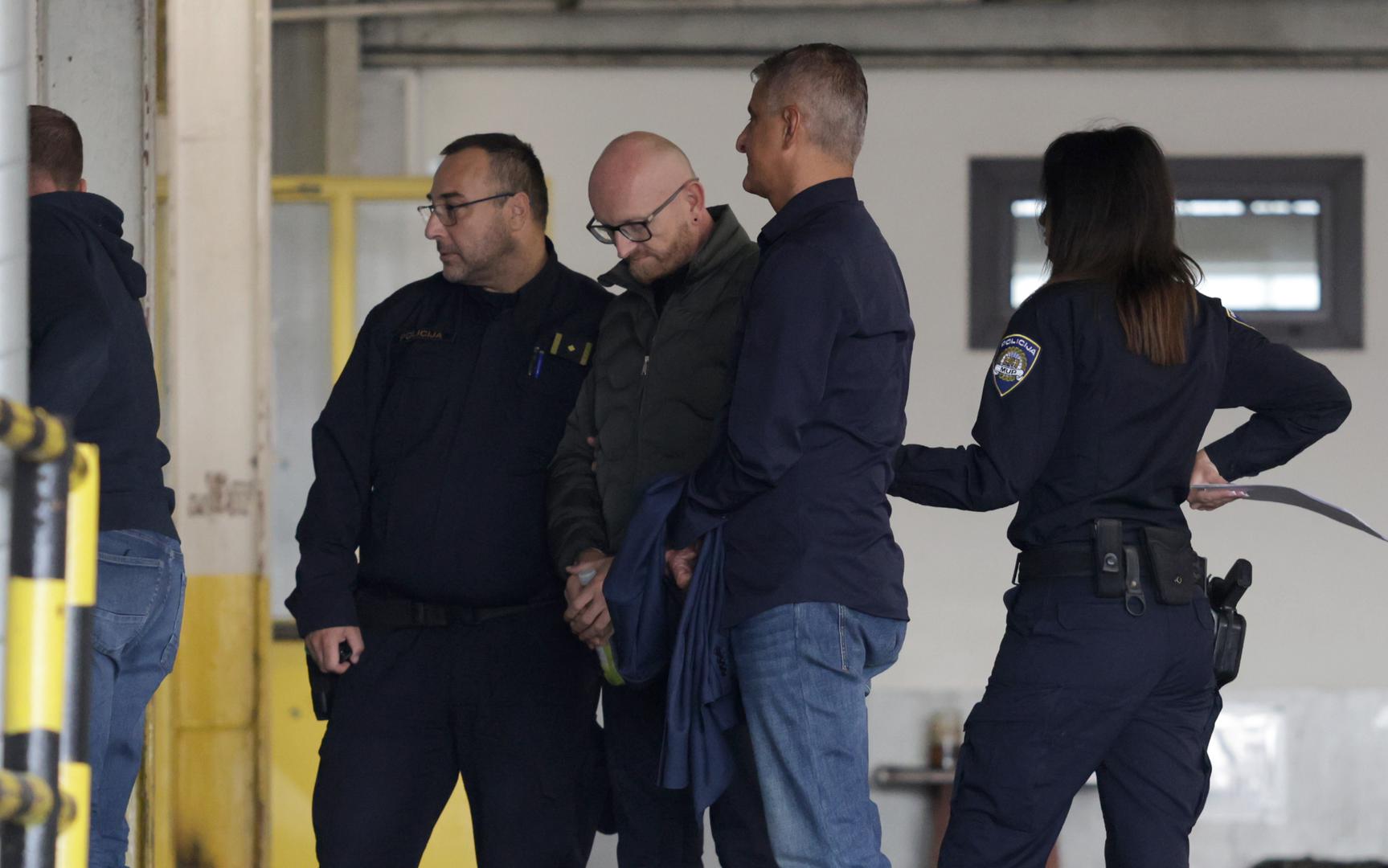 USKOK koji je jutros javio o velikoj akciji, naveo je da se uhićenja provode na području Čakovca, Senja, Zagreba i Karlovca u odnosu na više osoba za koje se osnovano sumnja da su počinila teška kaznena djela protiv okoliša u sastavu zločinačkog udruženja.