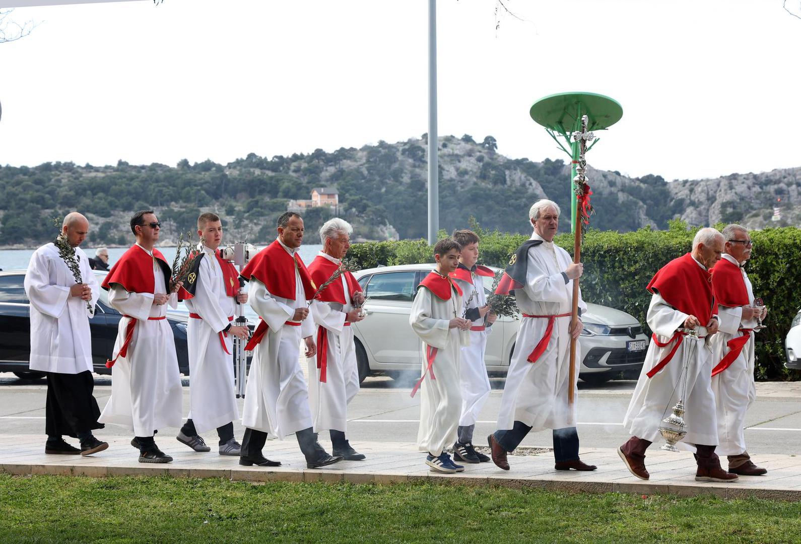Običaji umivanja u vodi posutoj cvjetnim laticama u Dalmatinskoj zagori i Lici te kićenju bunara cvijećem i zelenilom u panonskim krajevima su, kako navodi etnografski muzej, povezani s pretkršćanskim vjerovanjima.