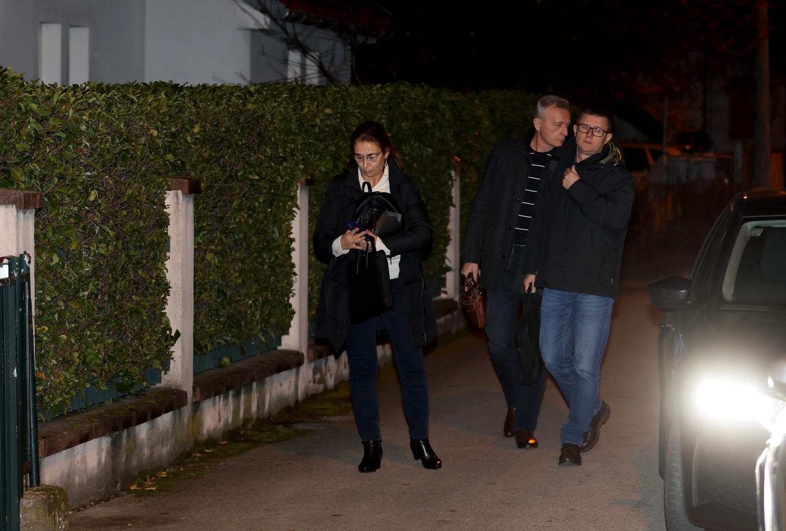 Uskok je priopćio da je uhićeno više osoba zbog sumnje na počinjenje koruptivnih kaznenih djela te da tzv. hitne dokazne radnje poput pretresa po njihovu nalogu provodi policijski ured za suzbijanje korupcije i organiziranog kriminaliteta.