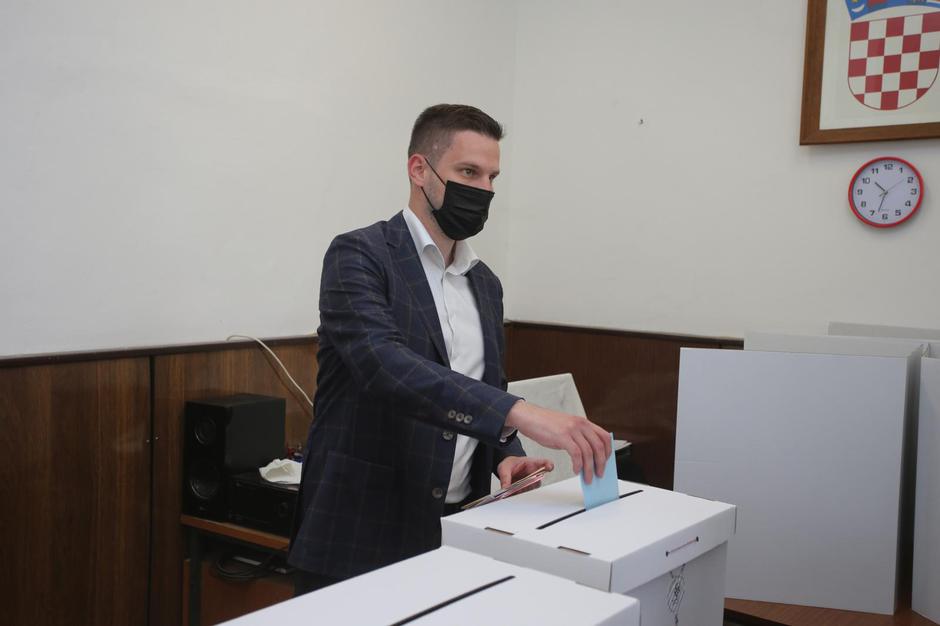Kandidat za osječkog gradonačelnika Ivan Radić glasovao na lokalnim izborima