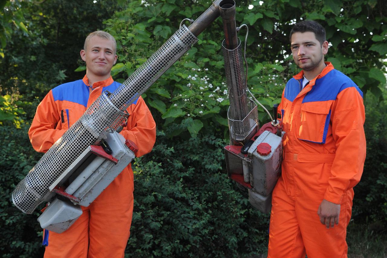 10.06.2014., Zagreb - Radnici tvrtke EKO deratizacija zaprasivali su komarce na podrucju SRC Mladosti i Jaruna. Photo: Davor Visnjic/PIXSELL