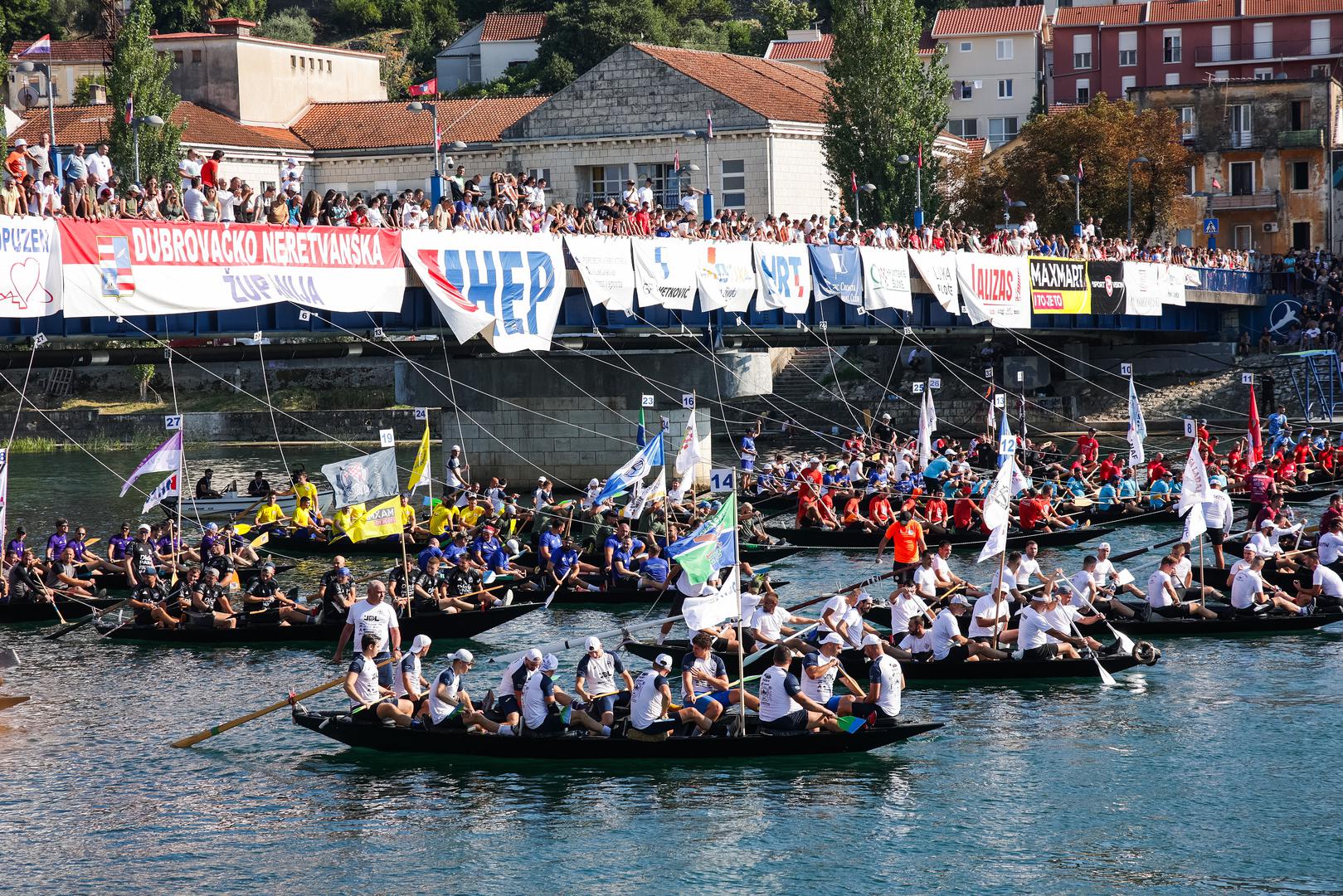 Prva lađarska posada "Zagreb" pobijedila je na maratonu dugom 22,5 kilometara, od starta ispod mosta u Metkoviću do cilja u Pločama. Natjecale su se 32 posade