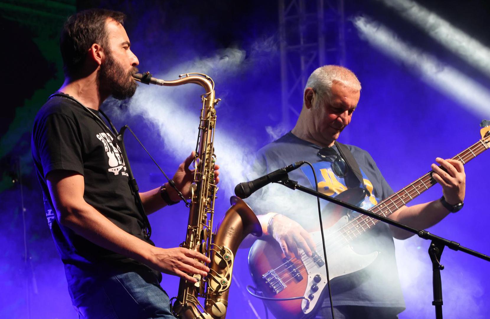 S večernjim satima program se preselio u triljski Gradski park. Festival je, prema tradiciji, otvorio sinjski bend D'Bluz, nakon čega je nastupio Thrill Blues School Band – sastav sastavljen od mentora i polaznika radionica, simbol prijenosa znanja koji čini srž festivala.