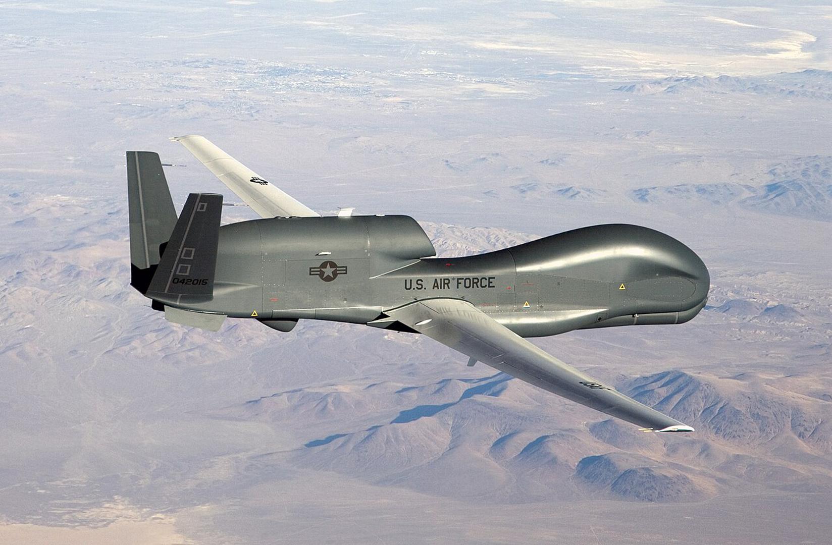 2. RQ-4 Global Hawk (SAD): Pruža sveobuhvatne sposobnosti izviđanja, nadzora i prikupljanja obavještajnih podataka. Leti na visinama preko 18.288 metara i može ostati u zraku više od 30 sati, pokrivajući ogromna područja u jednoj misiji. Koristi se u misijama od nadzora bojišta do pomoći u katastrofama.

