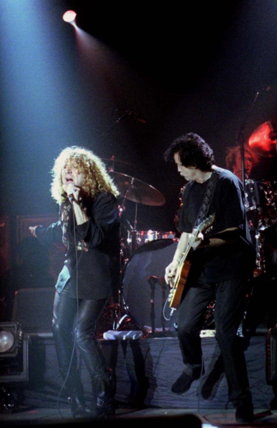 'TO MATCH FEATURE LEISURE-ZEPPELIN - Led Zeppelin band members Robert Plant (L) and Jimmy Page perform at the duo\'s concert in Istanbul in this March 5, 1998 file photograph. Defunct for almost 23 ye