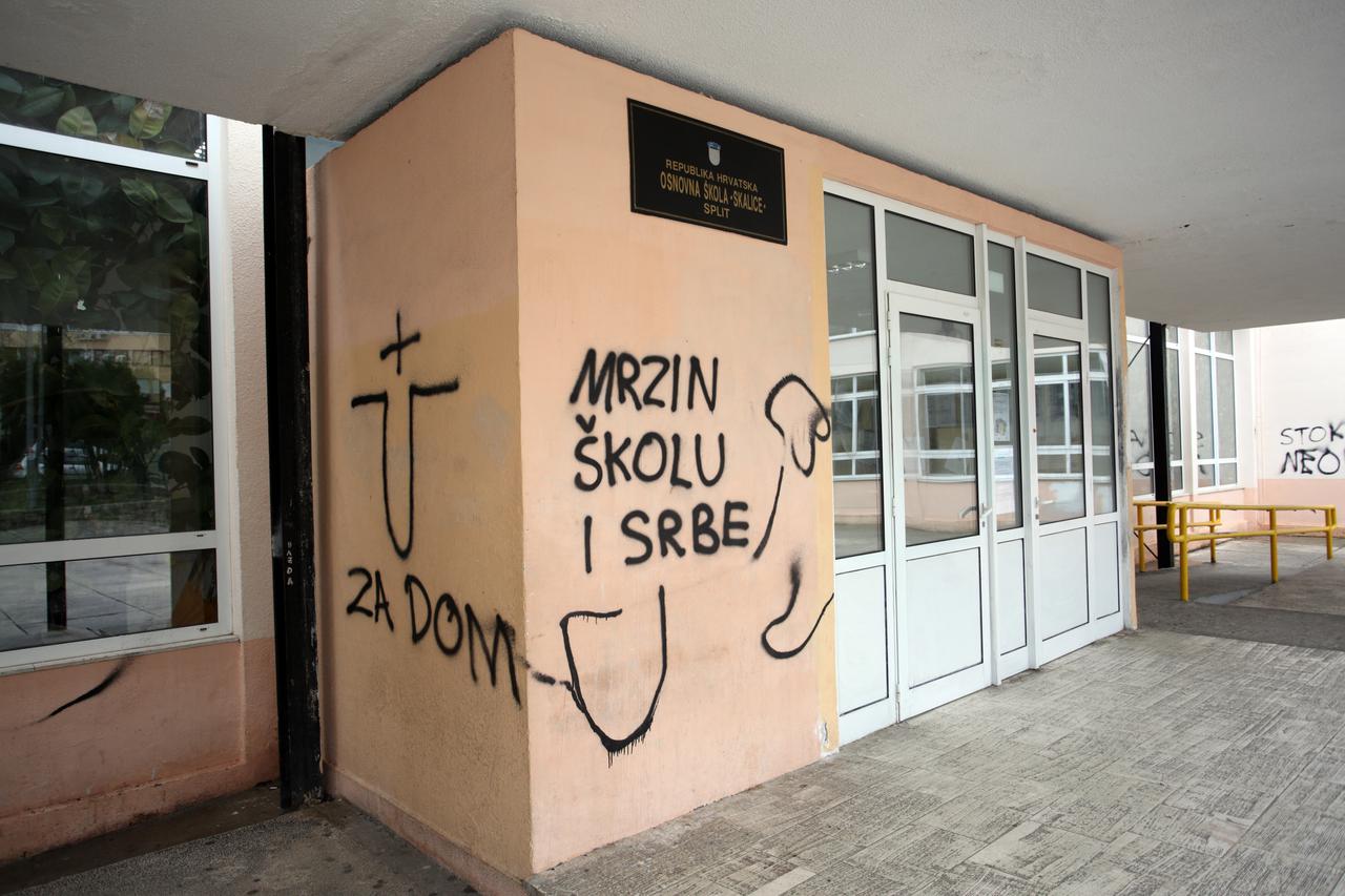 Split: Vandali išarali školu uvredljivim natpisima