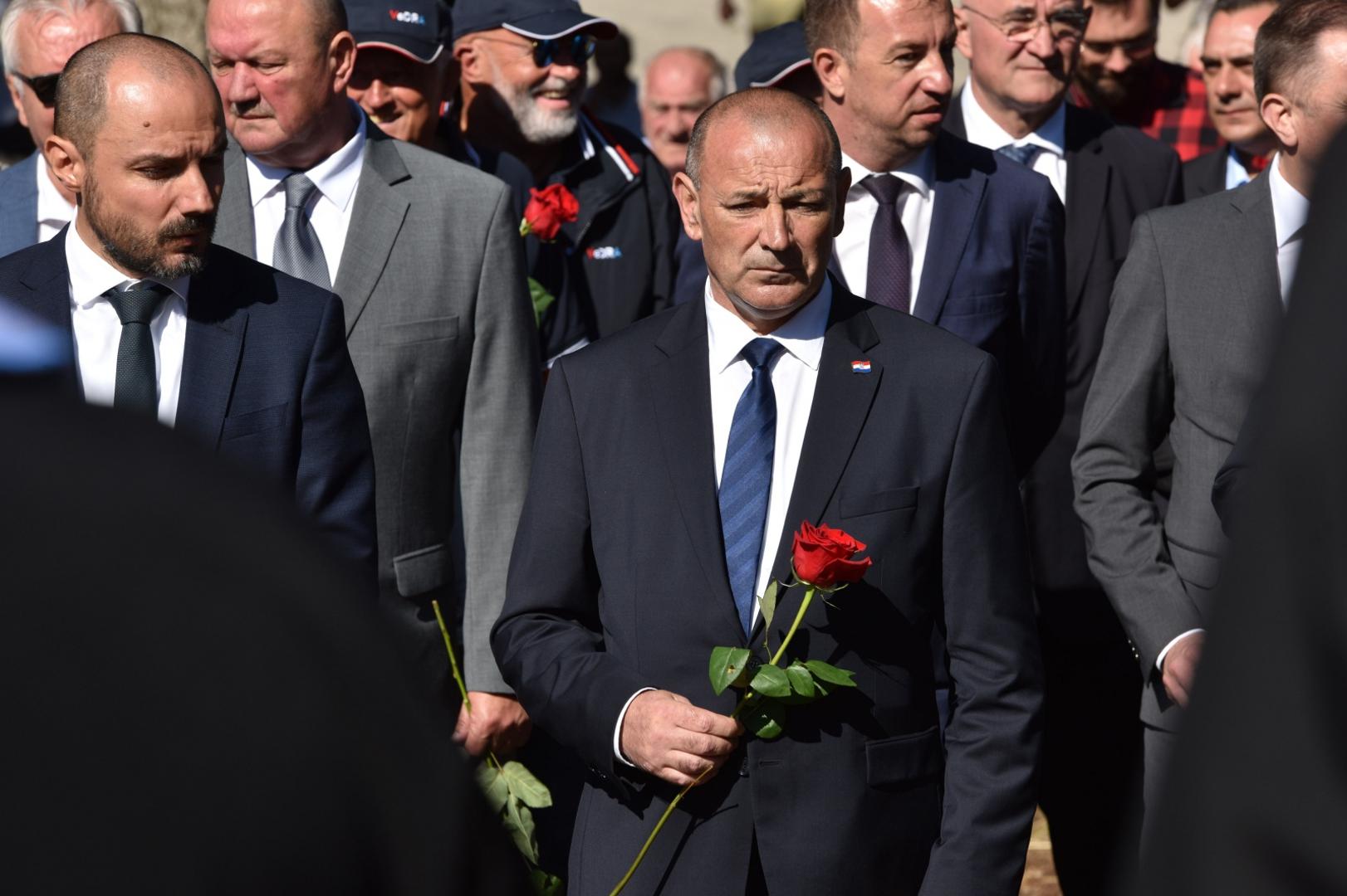 25.08.2020., Plavno - U organizaciji Srpskog narodnog vijeca u Plavnom i Gruborima organizirana komemoracija za civilne zrtve rata ubijene nakon Vojno-redarstvana akcije Oluja. Potpredsjednik Vlade za drustvene djelatnosti i ljudska prava Boris Milosevic, potpredsjednik Vlade i ministar branitelja Tomo MedvedPhoto: Hrvoje Jelavic/PIXSELL