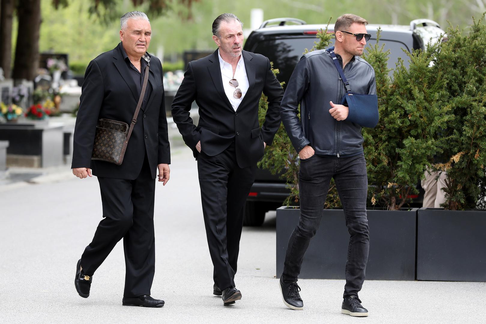 28.04.2023., Zagreb - Pogreb Tomislava Sablje, koji je ubijen u nocnom klubu "Ritz", odrzan je na groblju Markovo Polje. Optuzenik iz Uskokove akcije Tebra Tomislav Sabljo ubijen je hicima iz vatrenog oruzja u nakon fizickog sukoba vise osoba. Nikica Jelavic i Nikica Jelavic.  Photo: Jurica Galoic/PIXSELL