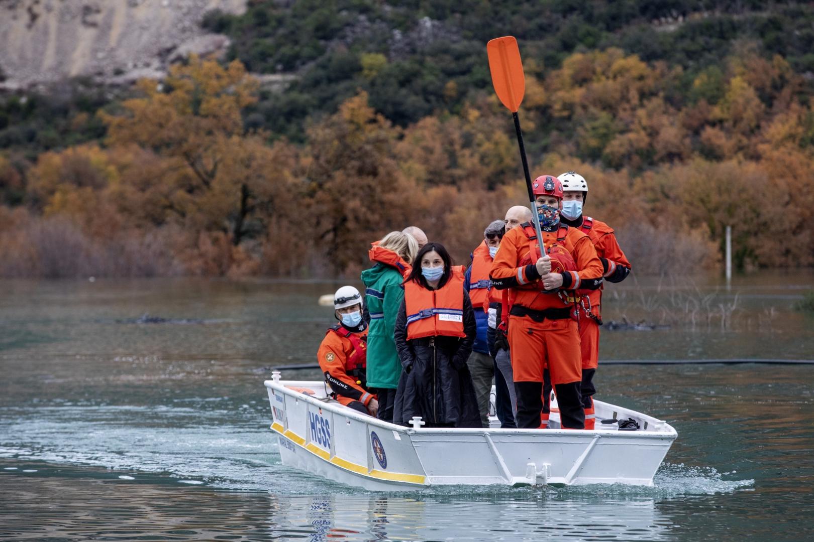 11.12.2020., Vrgorac, Kokorici - Ministrica poljopriverede posjetila je Kokorice, mjesto u kojem je poplava unistila brojne obiteljske kuce, a vodostaj i dalje raste. Nakon kratkih izjava, prosetala se mjestom i popricala s mjestanima. Na fotografiji ministrica poljoprivrede Marija Vuckovic.Photo: Miroslav Lelas/PIXSELL