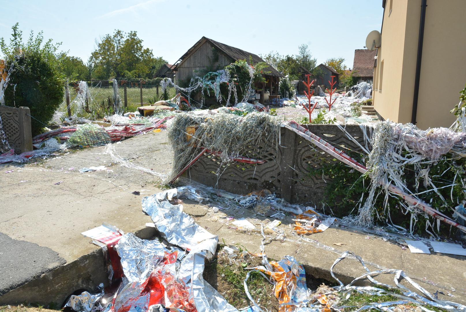 18.02.2018., Bjelovar, Pavlovac - Sipanje se s godinama prometnulo u neslavan bilogorski obicaj. Naime, na podrucju Bjelovarsko-bilogorske zupanije njeguje se jedinstven obicaj 'slavlja' dolaska kuci majke i novorodjenceta iz bolnice, poznat pod nazivom sipanje. Rodbina, prijatelji i susjedi iskazuju veselje zasipavanjem dvorista perjem i papirima, a neuobicajeni nestasluci postaju ocekivani dio slavlja. Ovo je obicaj koji nema pisana pravila pa on ovisi o 'kreativnosti' sipaca. Tako se moze zateci da se pale gume, sipaju limeni cepovi boca, ostavljaju olupine automobila ili slican otpad. Tako umjesto da je novopecena majka zasuta cvijecem, zasuta je smecem. Rjecju neopisiva muka za domacine koji nakon toga danima moraju cistiti dvoriste. A nekada se prema narodnim obicajima sipala pljeva i perje. Pljeva koja je cuvala zrno zita, znacila je da se zena ocistila nakon poroda, a perje kako bi novorodjence imalo lagodan zivot poput ptice. Siapnje, ilustracija.   "nPhoto: Damir Spehar/PIXSELL                                 