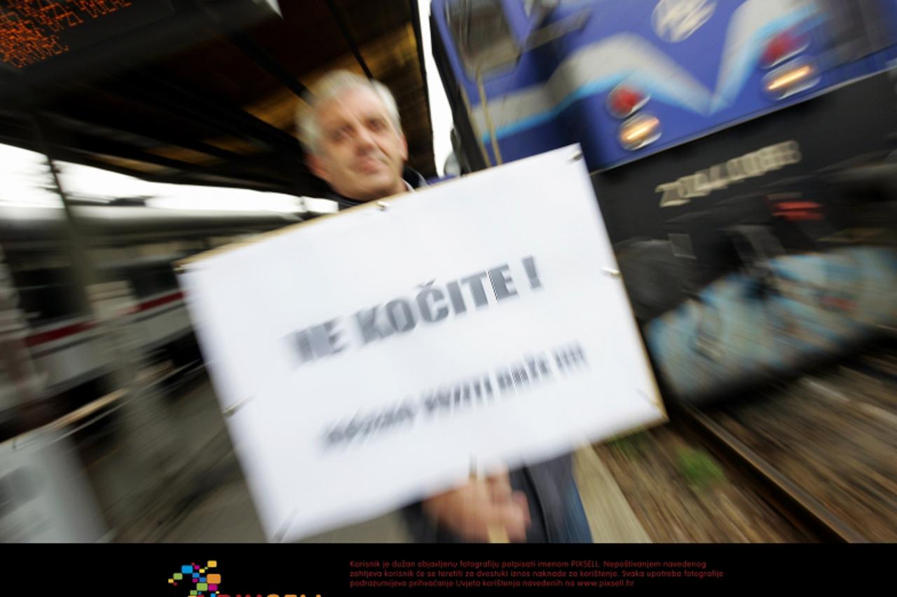 '25.10.2011., Zagreb - Prosvjed radnika Hrvatskih Zeljeznica. Prosvjednici su se okupili na Glavnom zeljeznickom kolodvoru od kuda su krenuli prema Ministarstvu pomorstva, prometa i veza. Photo: Slavk