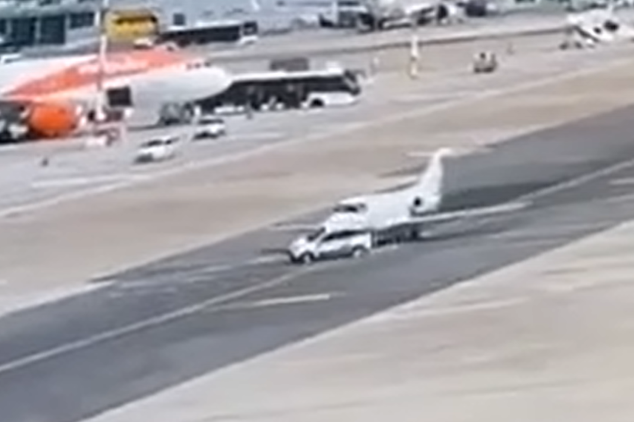Sudar automobila i aviona