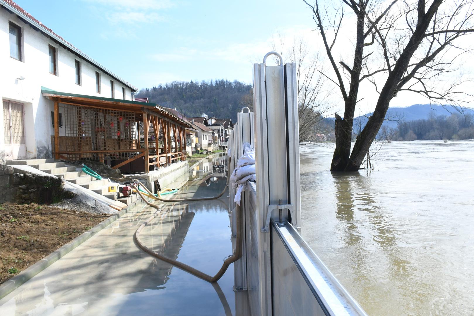 Malo duži od 550 metara dugačak je montažno-demontažni sustav barijera koji je dovršen u siječnju u Hrvatskoj Kostajnici koja se ranije svako toliko susretala s velikim poplavama. 