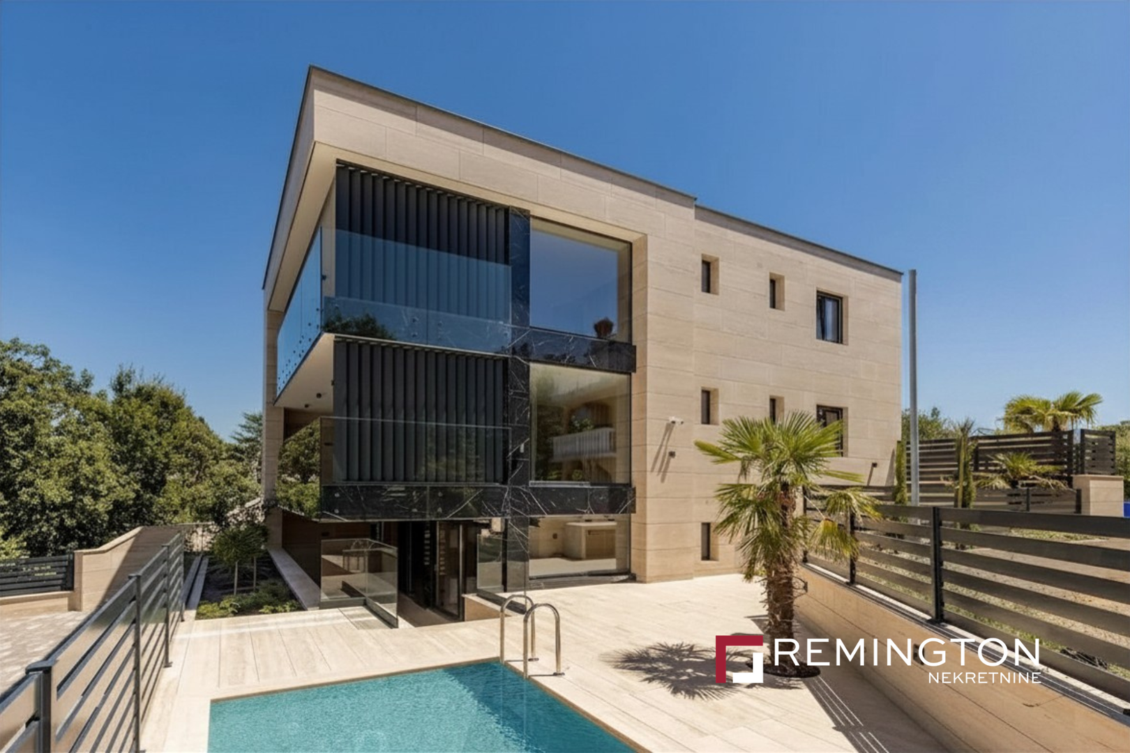 Na otoku Krku, u neposrednoj blizini centra Malinske, na tržištu se našao luksuzni apartman smješten u modernoj stambenoj zgradi, svega 200 metara od najbliže plaže. Riječ je o nekretnini koja spaja suvremeni dizajn, vrhunsku opremu i atraktivnu lokaciju, a namijenjena je svima koji traže visoku razinu udobnosti uz more.