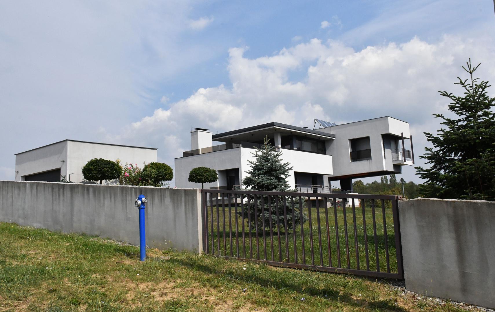 Gradonačelnik Nove Gradiške Vinko Grgić uhićen je u akciji USKOKA-a i policije zajedno s još nekoliko osoba i to zbog sumnje u korupciju.