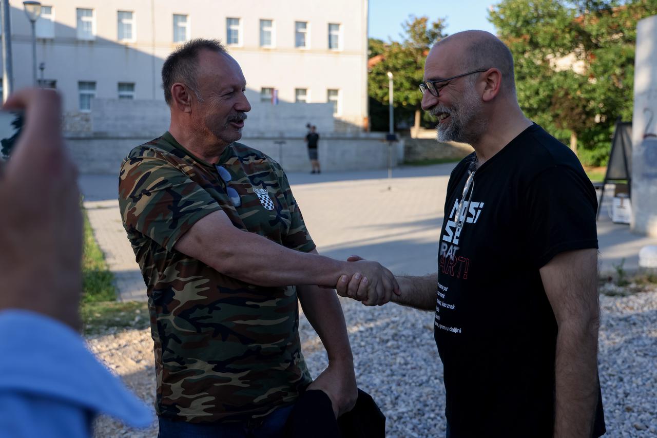 Benkovac: Organizatori benkovačkog festivala "Nosi se" koji je odgođen nakon prosvjeda branitelja održali mirni prosvjed